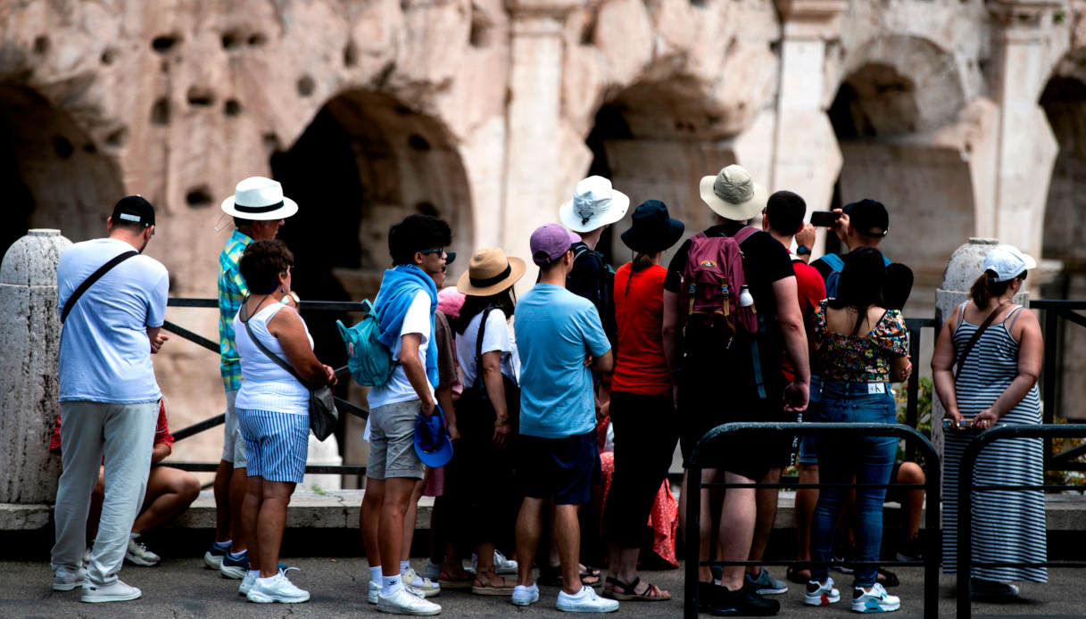 Turista infilzato al Colosseo a Roma, voleva scavalcare l Turista infilzato al Colosseo a Roma, voleva scavalcare l