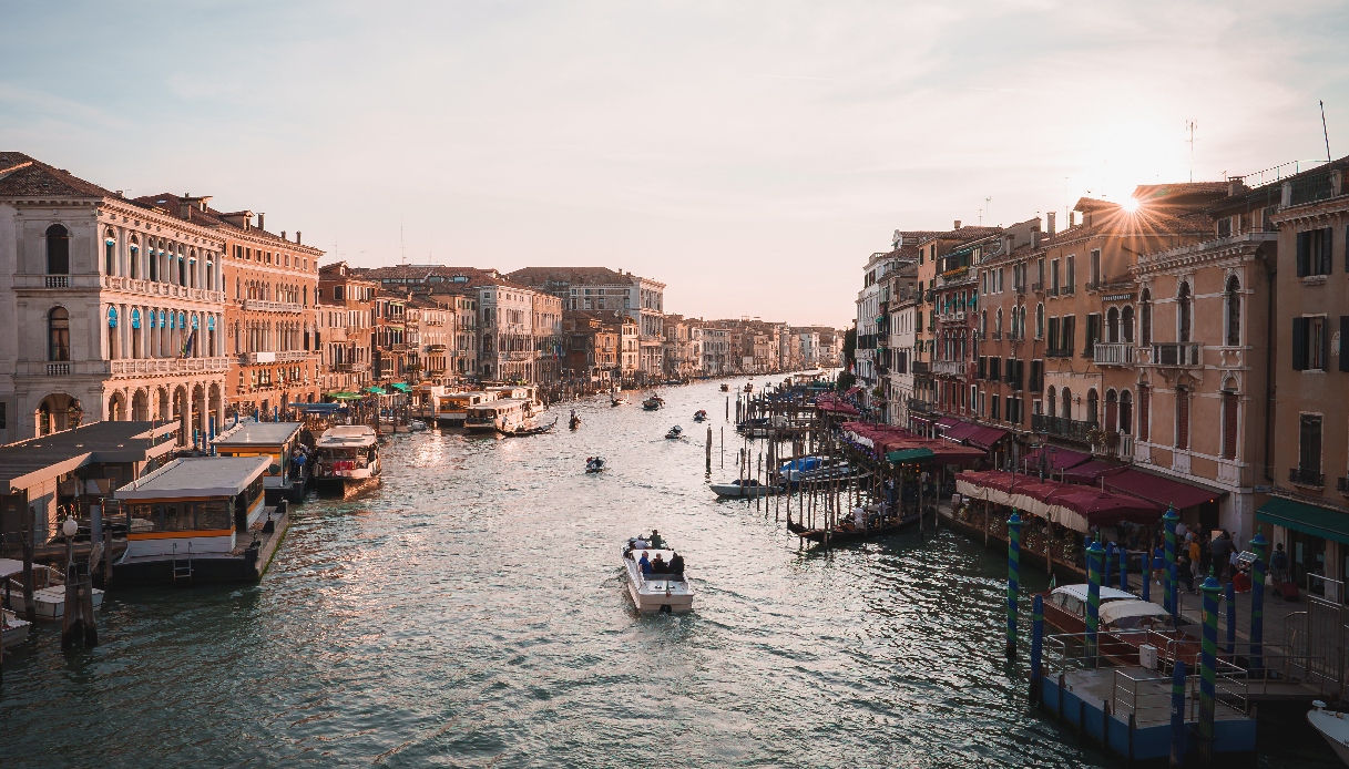 turisti Venezia gondola video