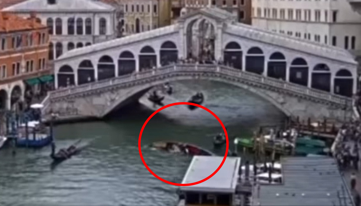 https://wips.plug.it/cips/notizie.virgilio.it/cms/2025/05/venezia-gondola-turisti.jpg