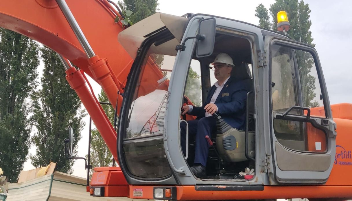 https://wips.plug.it/cips/notizie.virgilio.it/cms/2025/05/vicesindaco-di-ferrara-con-ruspa-su-campo-rom.jpg