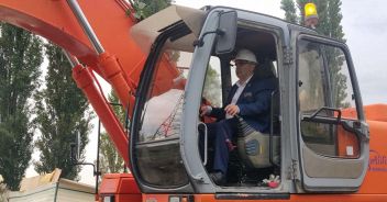 vicesindaco-di-ferrara-con-ruspa-su-campo-rom