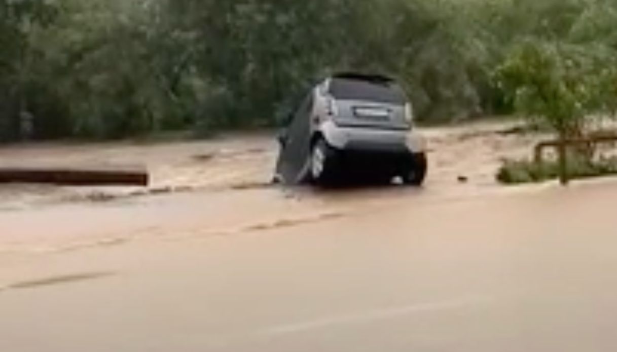 Il torrente Pora esonda a Finale Ligure per il maltempo, il video dell Il torrente Pora esonda a Finale Ligure per il maltempo, il video dell