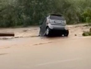 Il torrente Pora esonda a Finale Ligure per il maltempo, il video dell'auto trascinata via dal fango