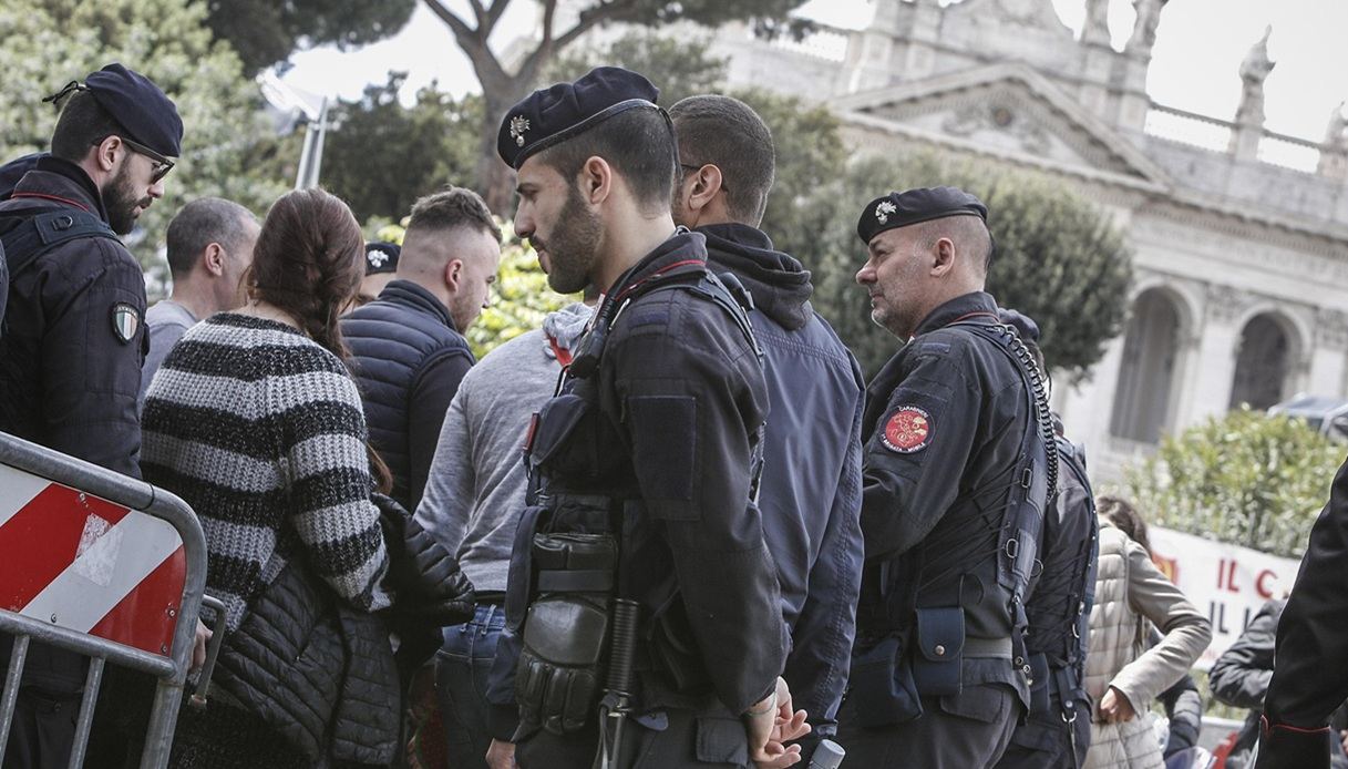 Violenza sessuale al Concertone del Primo maggio, arrestati tre ragazzi accusati di molestie da una 25enne Violenza sessuale al Concertone del Primo maggio, arrestati tre ragazzi accusati di molestie da una 25enne