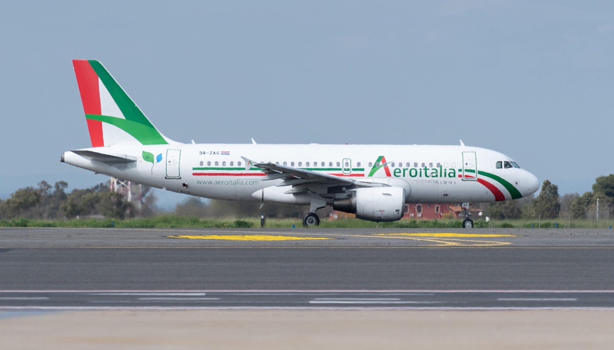 https://wips.plug.it/cips/notizie.virgilio.it/cms/2025/06/aeroitalia-ita-alitalia.jpg