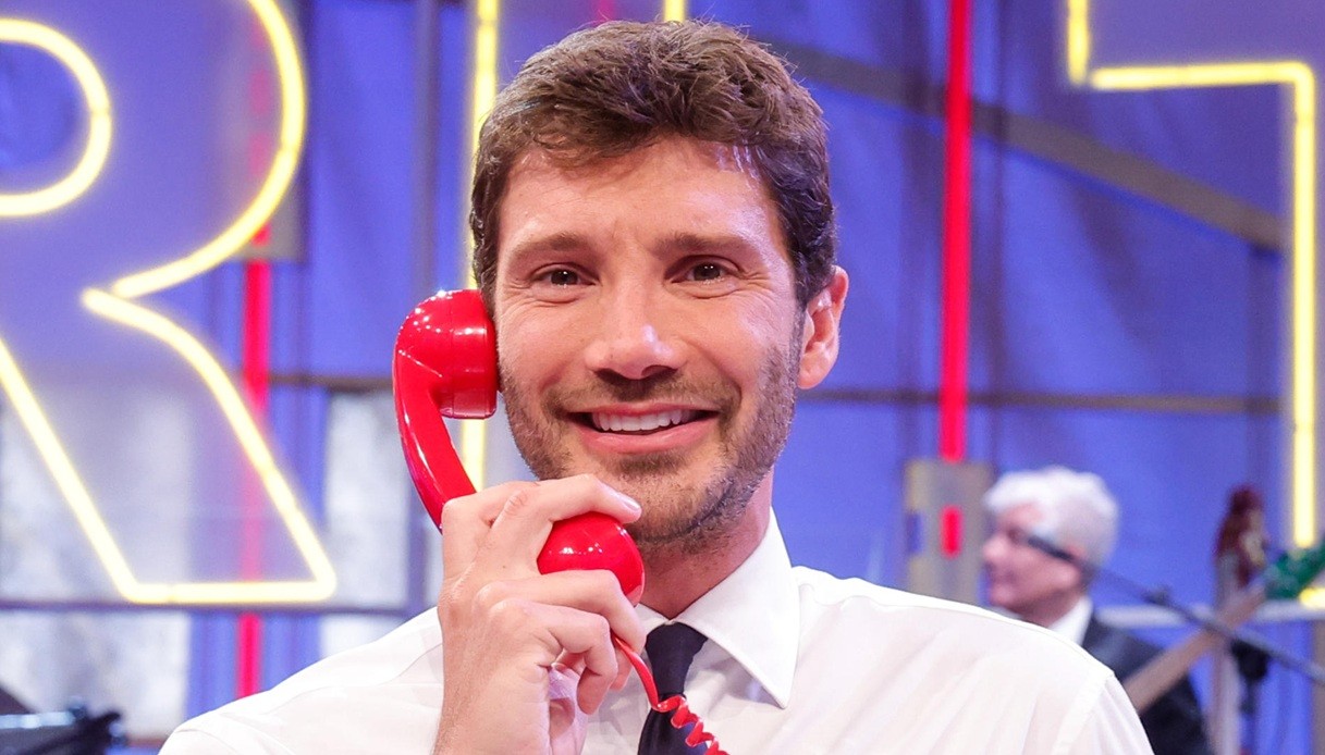 https://wips.plug.it/cips/notizie.virgilio.it/cms/2025/06/affari-tuoi-rai-de-martino-variazioni.jpg