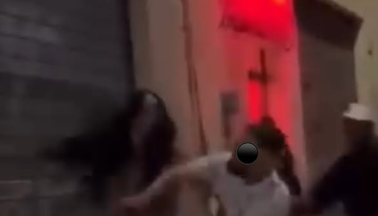 Feroce aggressione a Roma, picchiate e derubate tre donne perché trans: responsabile un gruppo di 10 italiani Feroce aggressione a Roma, picchiate e derubate tre donne perché trans: responsabile un gruppo di 10 italiani