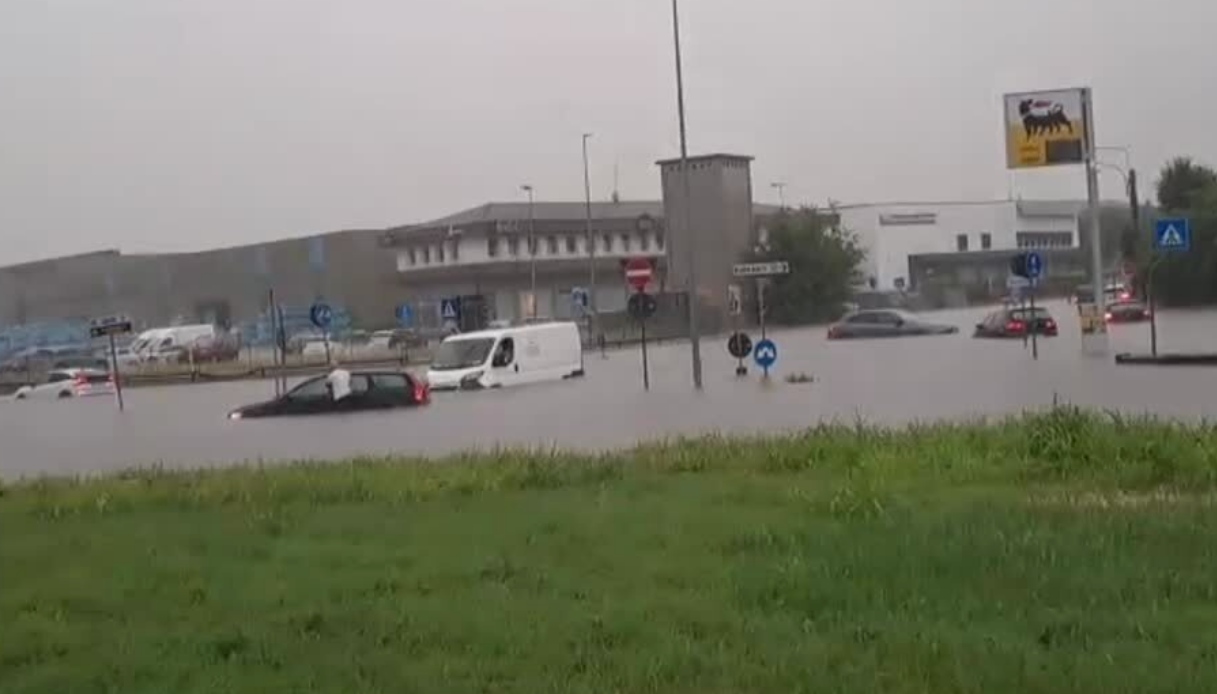 Nubifragio e gradine a Modena, il video degli allagamenti e delle auto sottacqua tra Fiorano e Sassuolo Nubifragio e gradine a Modena, il video degli allagamenti e delle auto sottacqua tra Fiorano e Sassuolo