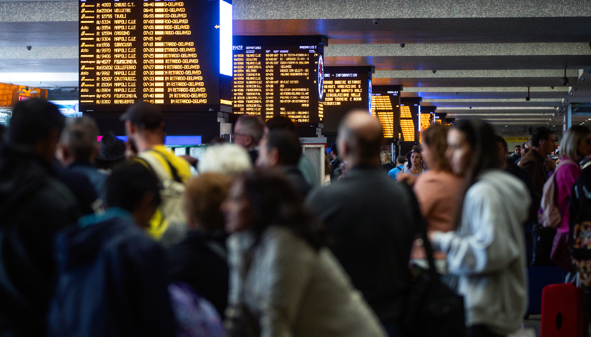 Linea Alta Velocità dei treni in tilt sulla Roma Napoli, fino a due ore di ritardi per un convoglio fermo Linea Alta Velocità dei treni in tilt sulla Roma Napoli, fino a due ore di ritardi per un convoglio fermo