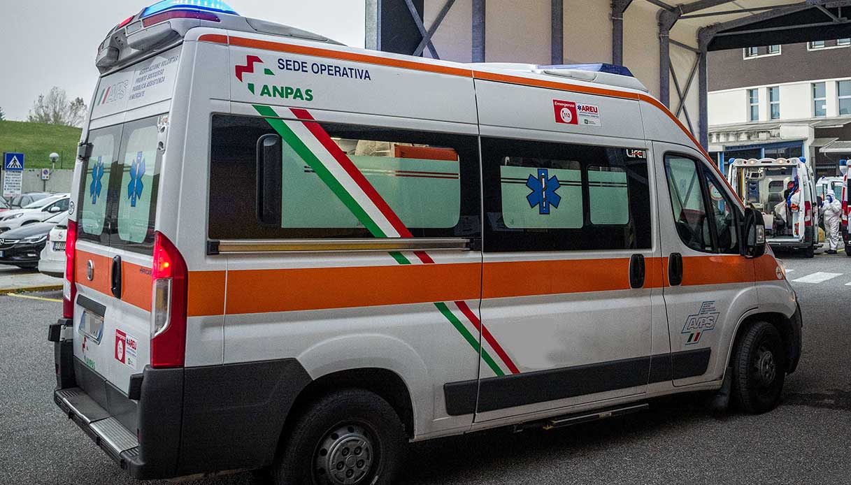 Ambulanza contro un tir sull