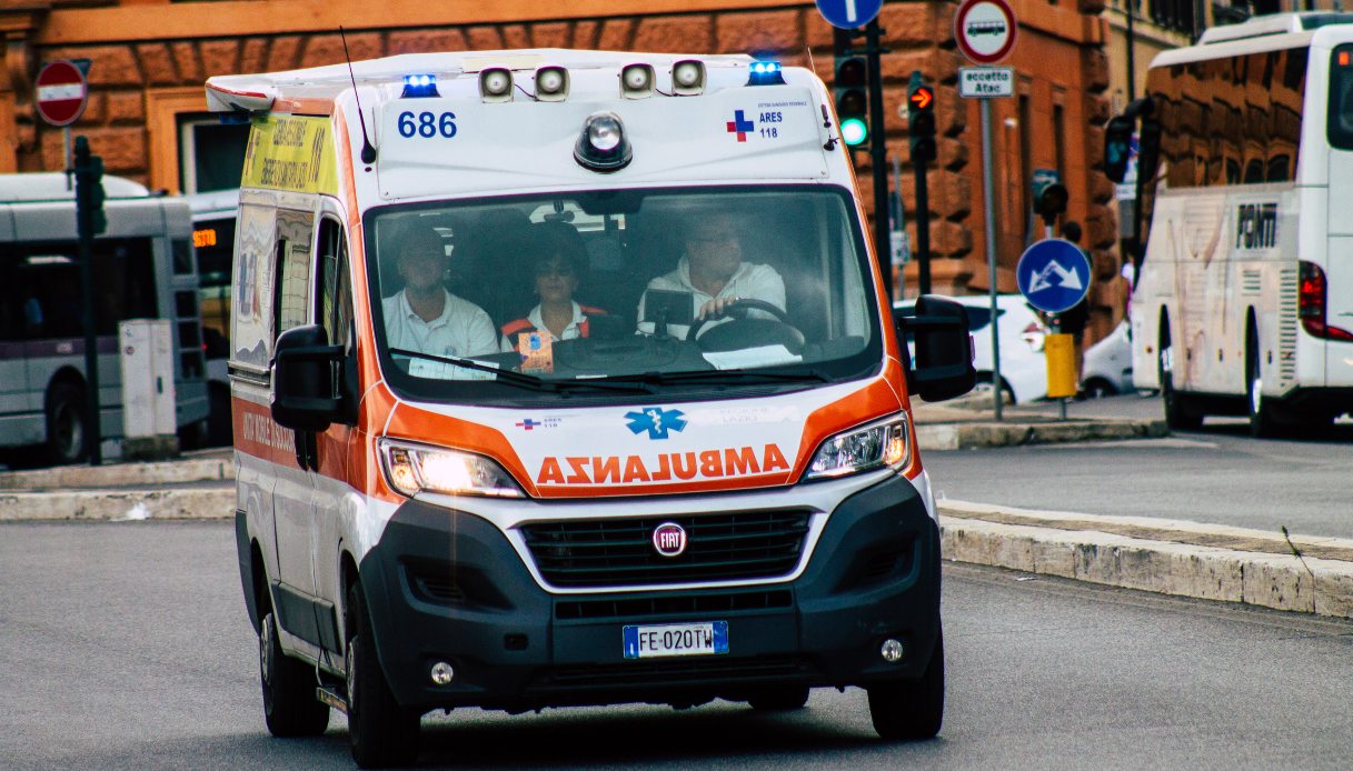Auto travolge le sdraio in spiaggia ad Alba Adriatica, feriti e paura tra i bagnanti del lido