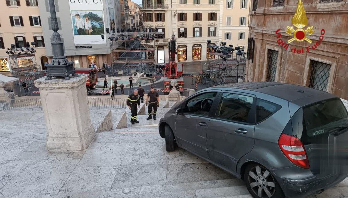 Auto sulla scalinata di Trinità dei Monti a Roma, denunciato l Auto sulla scalinata di Trinità dei Monti a Roma, denunciato l