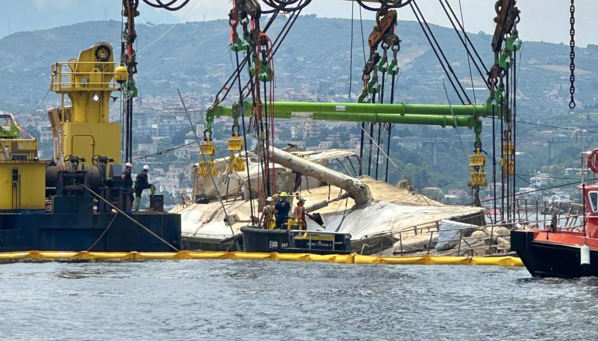 Portellone chiuso e nessuna falla evidente sul Bayesian, ci sarebbe un errore umano dietro al naufragio? Portellone chiuso e nessuna falla evidente sul Bayesian, ci sarebbe un errore umano dietro al naufragio?