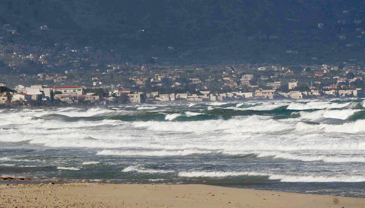 Bomba in mare a Capaci segnalata dai bagnanti, è della Seconda guerra mondiale: chiusa la spiaggia Bomba in mare a Capaci segnalata dai bagnanti, è della Seconda guerra mondiale: chiusa la spiaggia