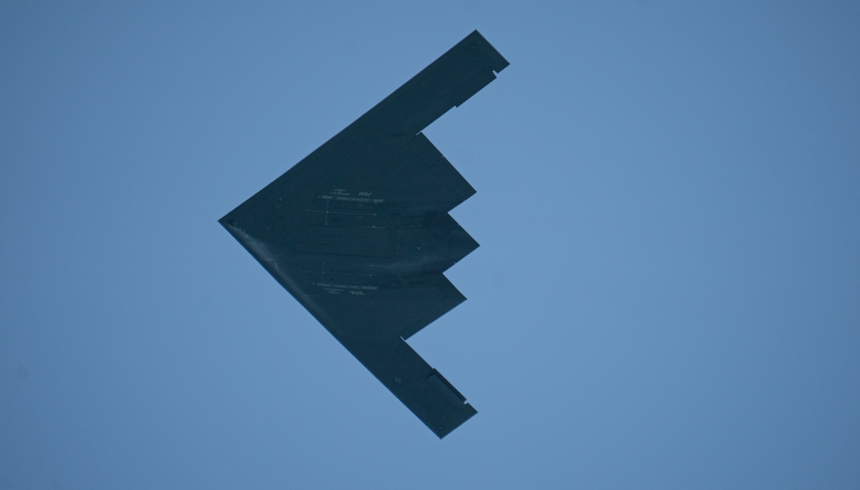 https://wips.plug.it/cips/notizie.virgilio.it/cms/2025/06/bombardiere-b-2-spirit.jpg