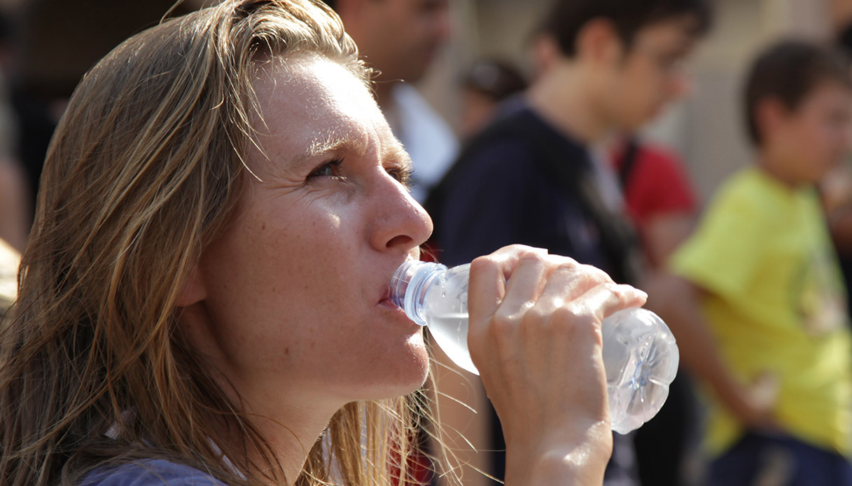 https://wips.plug.it/cips/notizie.virgilio.it/cms/2025/06/caldo-consigli-acqua-disidratazione-rischi-salute.jpg