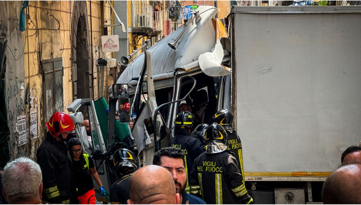 Camion senza freni ai Quartieri Spagnoli di Napoli si scontra con un Camion senza freni ai Quartieri Spagnoli di Napoli si scontra con un