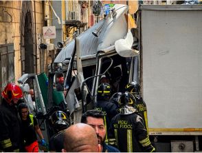Camion senza freni ai Quartieri Spagnoli di Napoli si scontra con un'auto e si schianta sul palazzo: 3 feriti