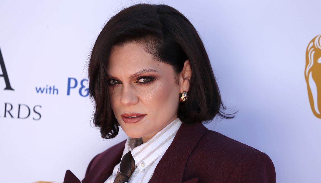 https://wips.plug.it/cips/notizie.virgilio.it/cms/2025/06/cantante-jessie-j-tumore-seno.jpg