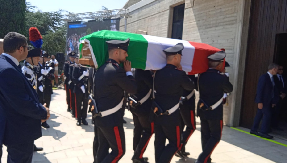 Carabinieri trasportano il feretro di Carlo Legrottaglie