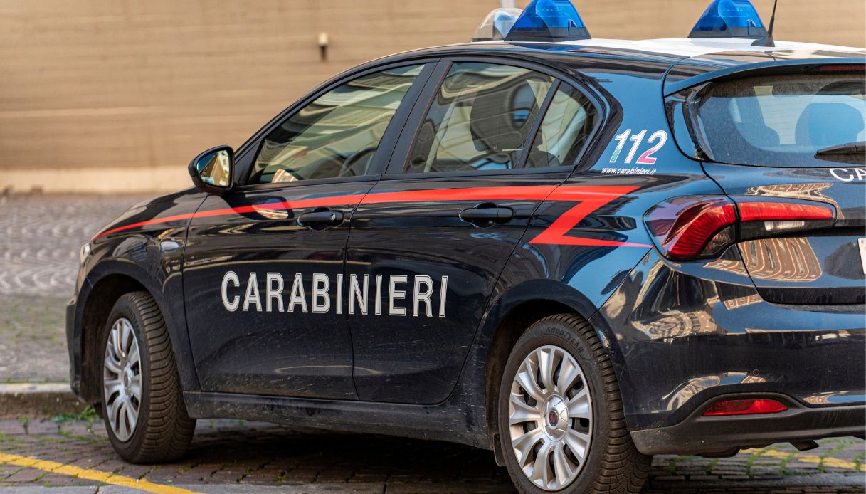 Spara ai ladri a Centola durante il furto in casa sua e ne ferisce uno gravemente: 60enne portato in caserma Spara ai ladri a Centola durante il furto in casa sua e ne ferisce uno gravemente: 60enne portato in caserma