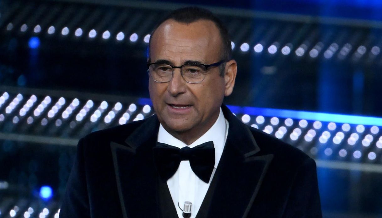 Carlo conti sul palco dell'Ariston