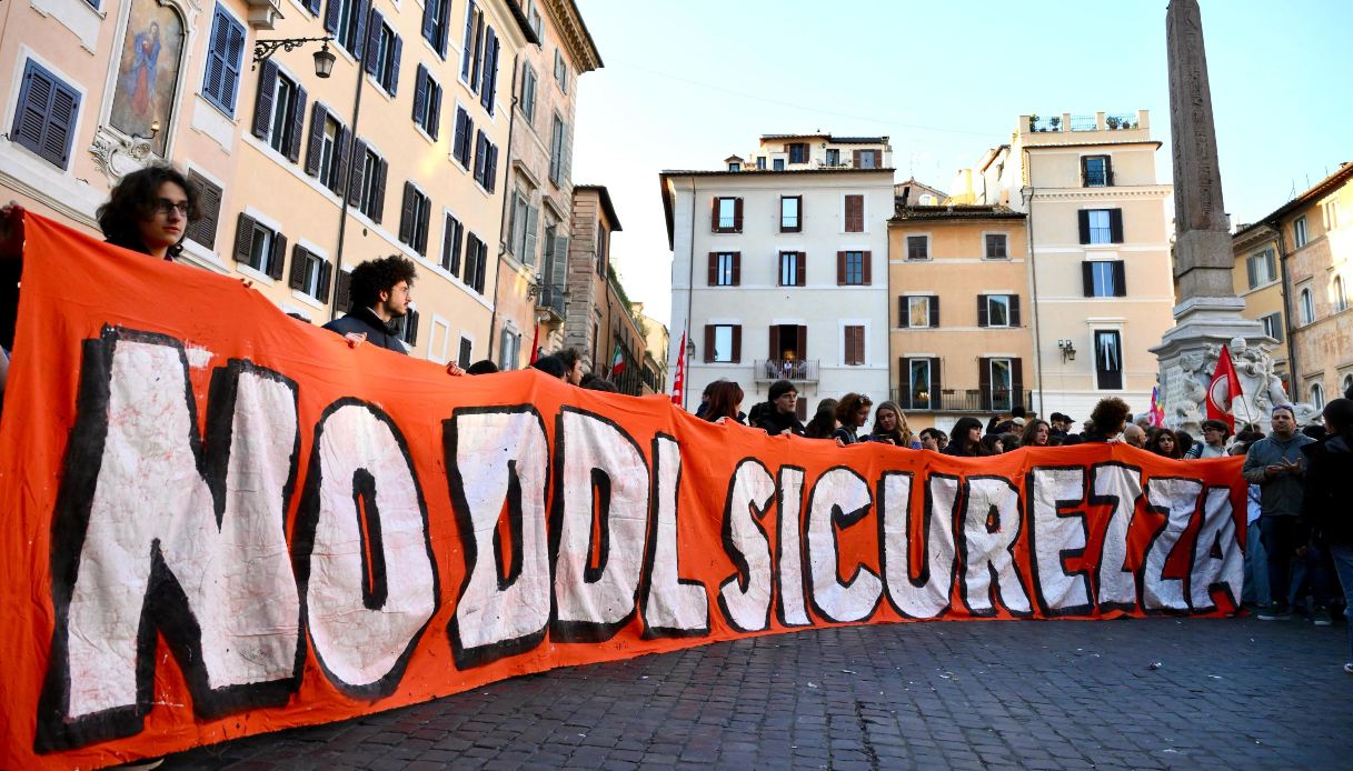 https://wips.plug.it/cips/notizie.virgilio.it/cms/2025/06/cassazione-decreto-sicurezza.jpg