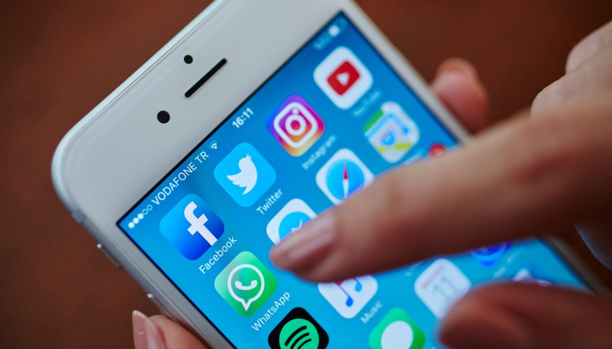 https://wips.plug.it/cips/notizie.virgilio.it/cms/2025/06/chat-whatsapp-carcere-sentenza-cassazione-reato.jpg