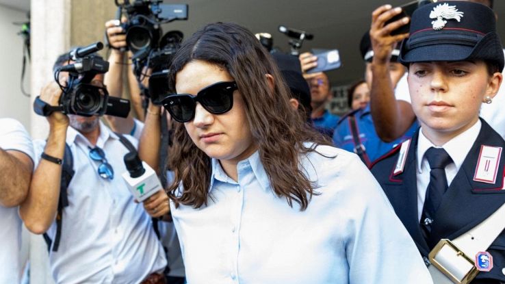Chiara Petrolini a processo per duplice omicidio dei neonati morti, perizia  psichiatrica il 15 settembre