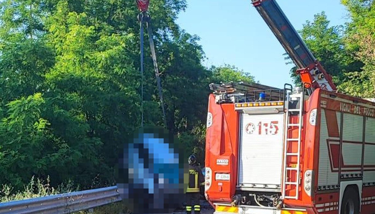 Tre morti in un devastante incidente stradale a Chieti, vittime estratte dalle lamiere con una gru Tre morti in un devastante incidente stradale a Chieti, vittime estratte dalle lamiere con una gru
