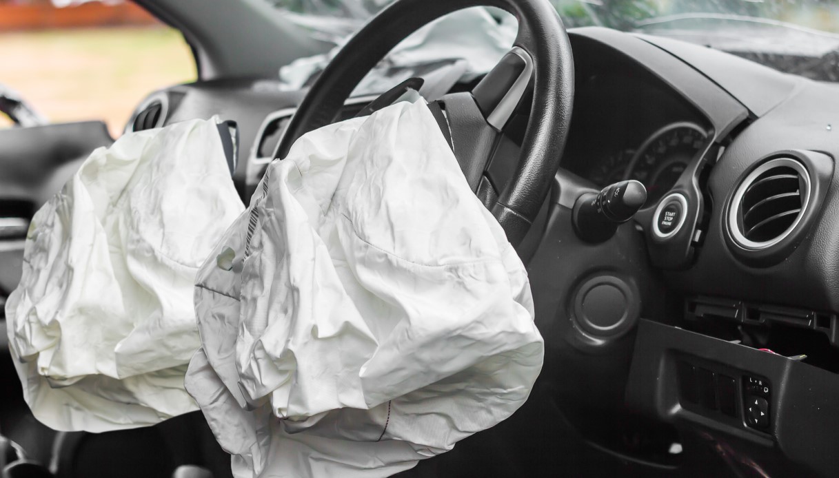 https://wips.plug.it/cips/notizie.virgilio.it/cms/2025/06/citroen-auto-c3-ds3-airbag-takata.jpg