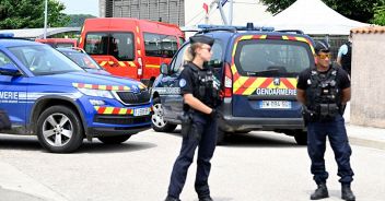 collaboratrice scolastica morta Parigi studente