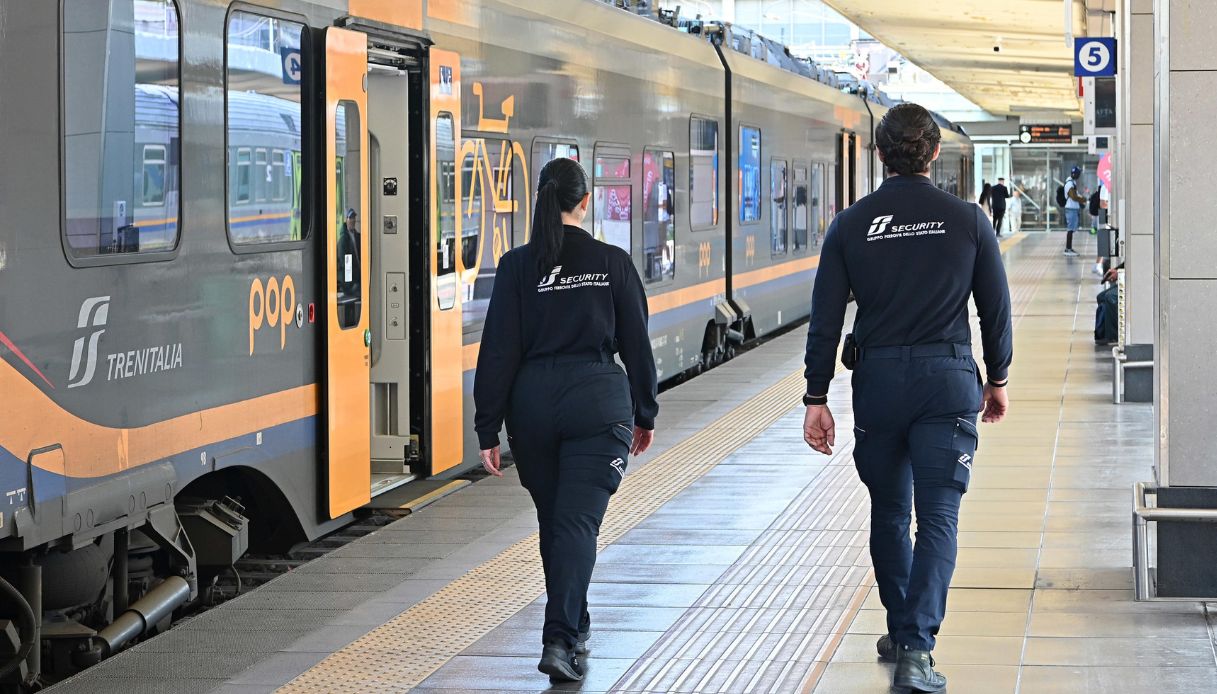 Dipendente Fs accerchiata a Porta Nuova e palpeggiata, la denuncia degli abusi subiti dagli ultras del Napoli Dipendente Fs accerchiata a Porta Nuova e palpeggiata, la denuncia degli abusi subiti dagli ultras del Napoli