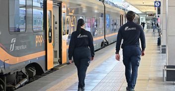 dipendente-fs-porta-nuova-abusi-ultras-napoli