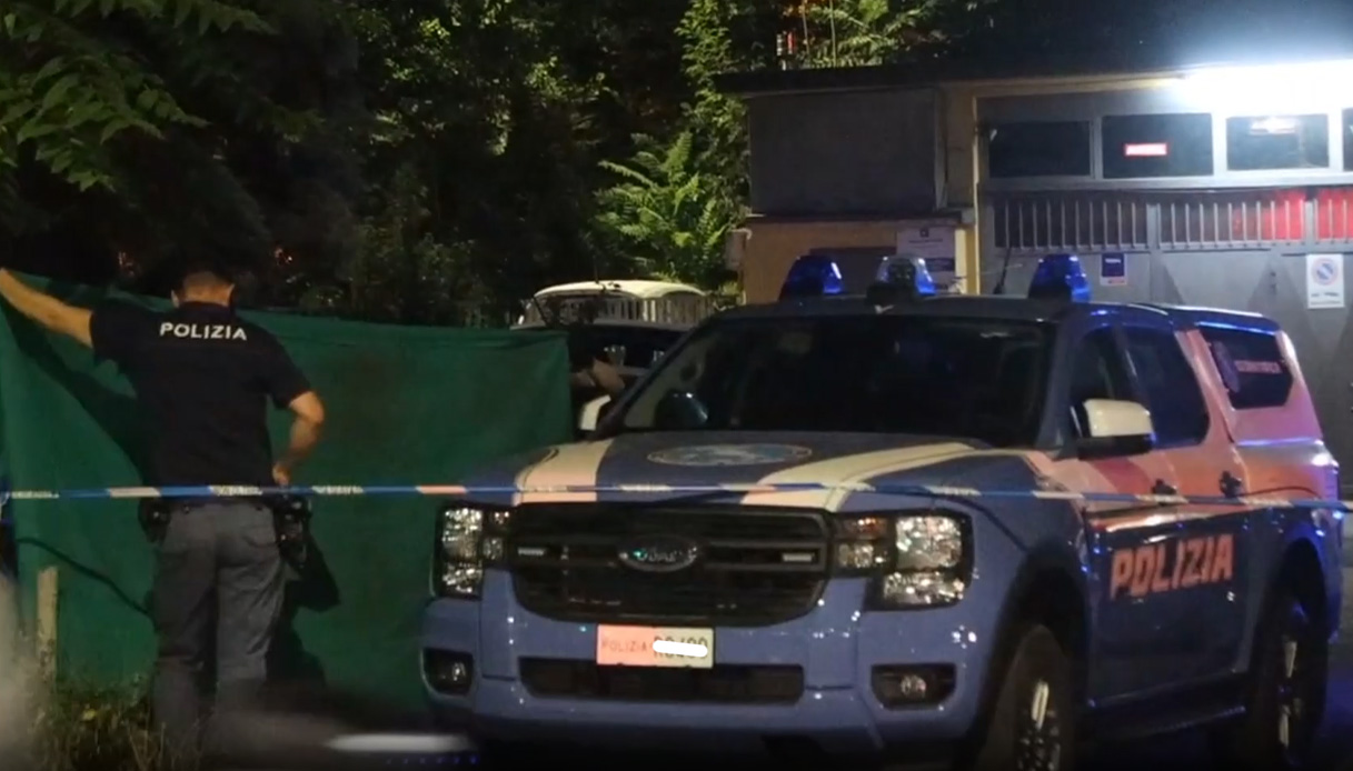 Donna trovata morta in auto a Milano, mistero in via Valtellina: il dettaglio della targa e delle portiere