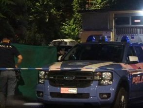 Donna trovata morta in auto a Milano, mistero in via Valtellina: il dettaglio della targa e delle portiere