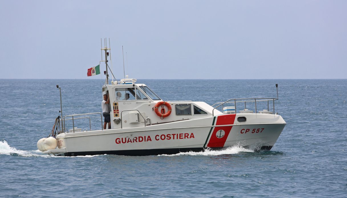 Barcone affonda, donna morta annegata: 87 migranti portati a Lampedusa, ci sono dispersi Barcone affonda, donna morta annegata: 87 migranti portati a Lampedusa, ci sono dispersi