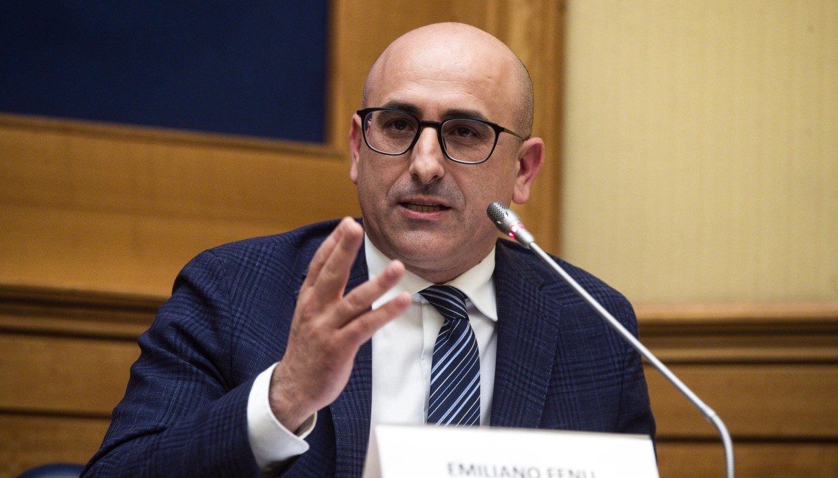 https://wips.plug.it/cips/notizie.virgilio.it/cms/2025/06/emiliano-fenu-sindaco-di-nuoro.jpg