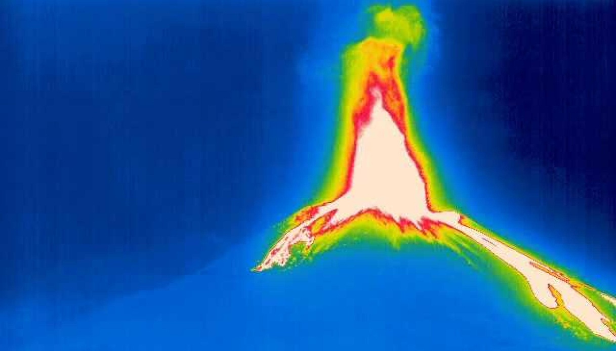 https://wips.plug.it/cips/notizie.virgilio.it/cms/2025/06/eruzione-etna-1-1.jpg