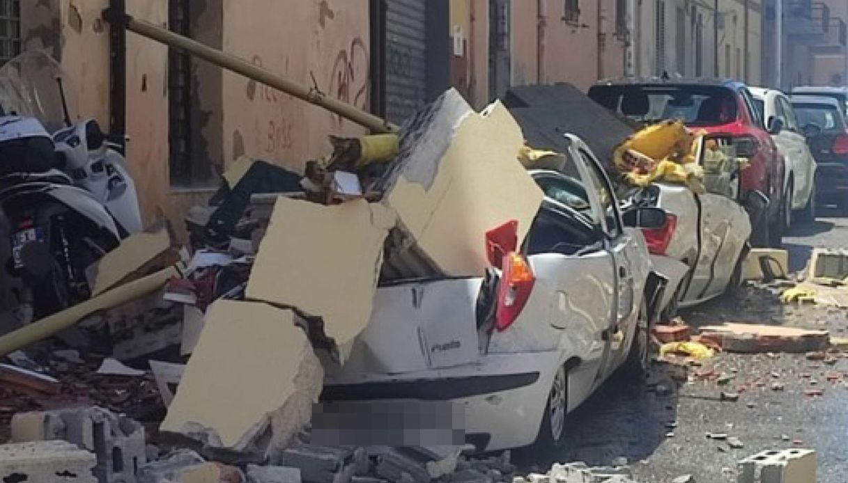 Esplosione in una palazzina a Sassari, un morto dopo la fuga di gas: tetto crollato sulle auto parcheggiate Esplosione in una palazzina a Sassari, un morto dopo la fuga di gas: tetto crollato sulle auto parcheggiate