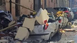 Esplosione in una palazzina a Sassari, Antonio Lambroni estratto vivo ma è grave: tetto crollato sulle auto