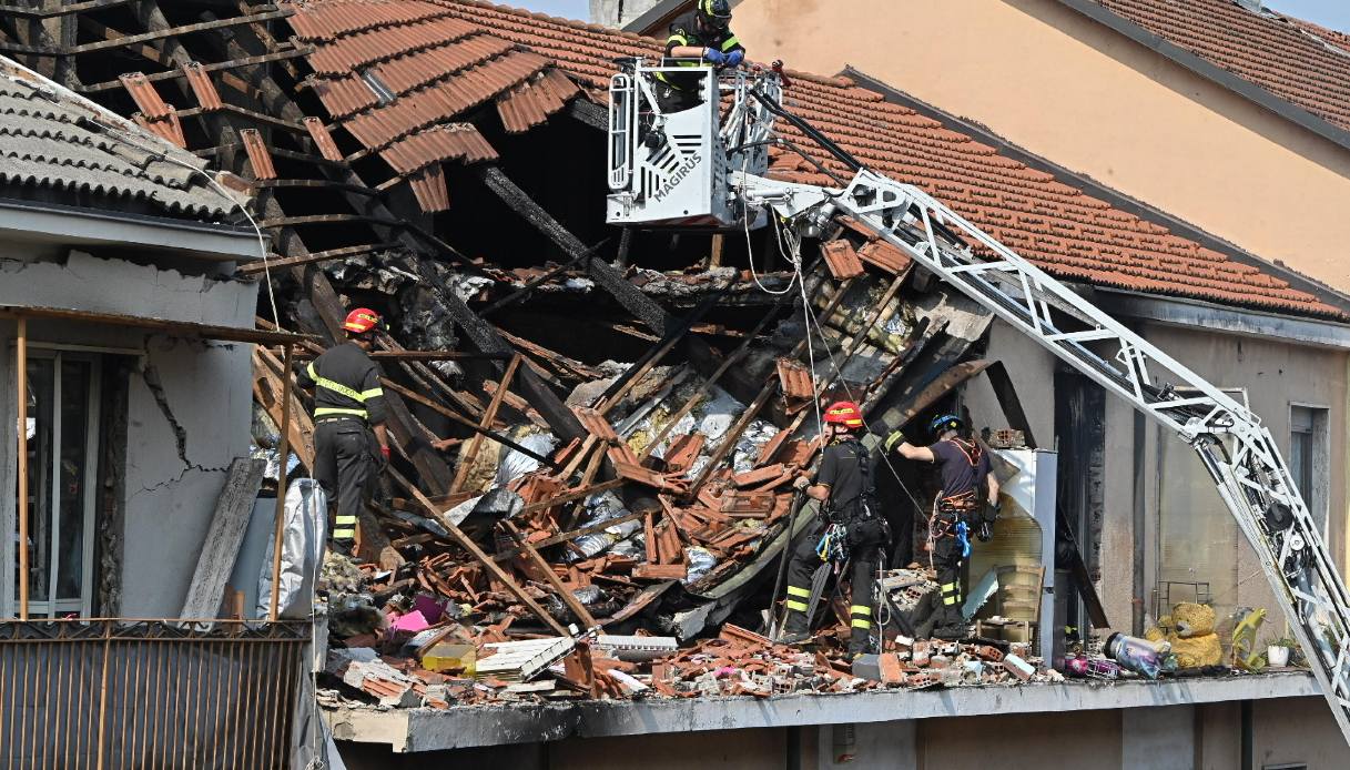Esplosione a Torino in via Nizza, parla il padre dei bambini feriti: "Un muro su mia figlia, non si sveglia" Esplosione a Torino in via Nizza, parla il padre dei bambini feriti: "Un muro su mia figlia, non si sveglia"