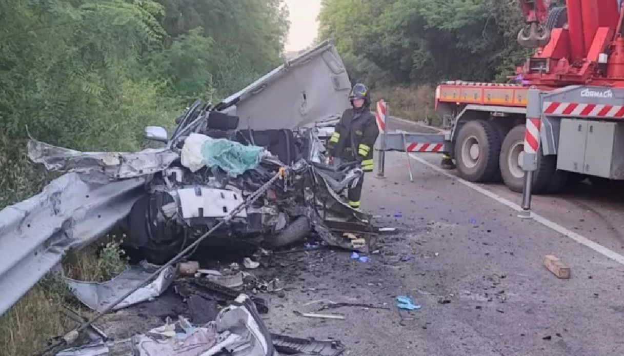 Quattro morti a Frosinone in un tragico incidente frontale tra due auto, mezzi disintegrati sulla Casilina Quattro morti a Frosinone in un tragico incidente frontale tra due auto, mezzi disintegrati sulla Casilina