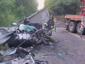 Quattro morti a Frosinone in un tragico incidente frontale tra due auto, mezzi disintegrati sulla Casilina