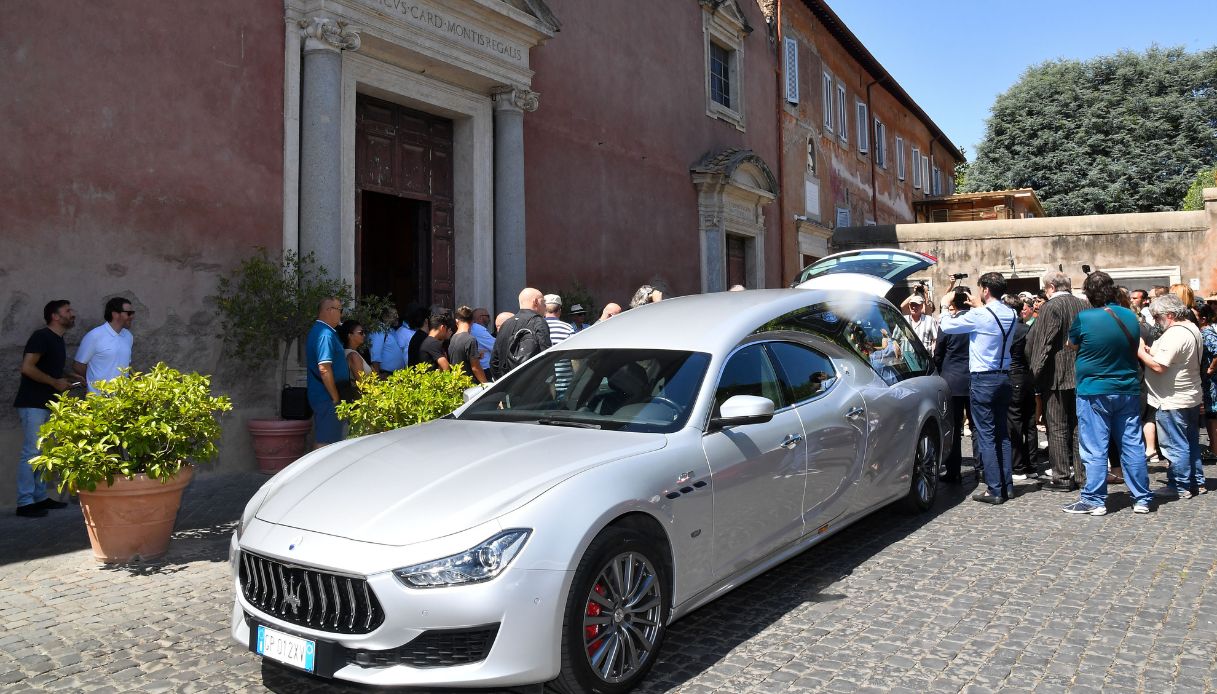 https://wips.plug.it/cips/notizie.virgilio.it/cms/2025/06/funerali-alvaro-vitali-figlio-ennio.jpg