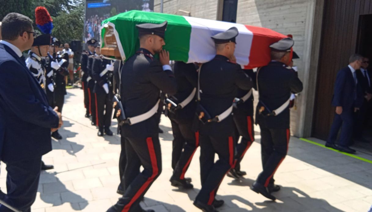 A Brindisi i funerali del carabiniere ucciso: Sergio Mattarella conforta i familiari di Legrottaglie A Brindisi i funerali del carabiniere ucciso: Sergio Mattarella conforta i familiari di Legrottaglie