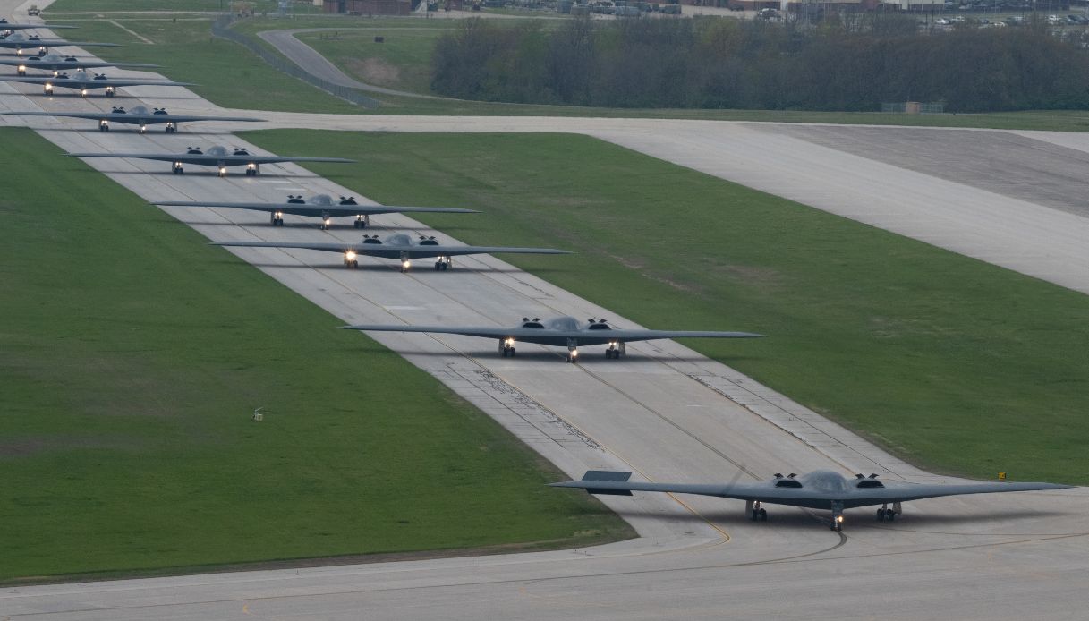 https://wips.plug.it/cips/notizie.virgilio.it/cms/2025/06/guerra-iran-israele-usa-b-2-bombardieri.jpg