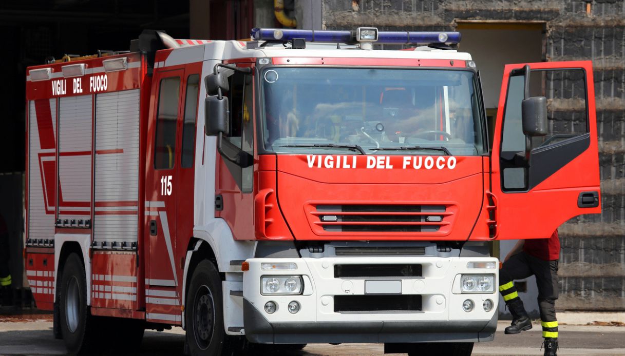https://wips.plug.it/cips/notizie.virgilio.it/cms/2025/06/incendio-milano-via-felice-lope-de-vega.jpg