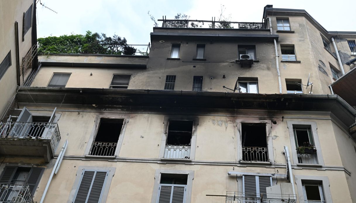 Incendio a Milano, donna morta dopo essersi lanciata nel vuoto: il racconto dei testimoni, "sembrava nuda" Incendio a Milano, donna morta dopo essersi lanciata nel vuoto: il racconto dei testimoni, "sembrava nuda"
