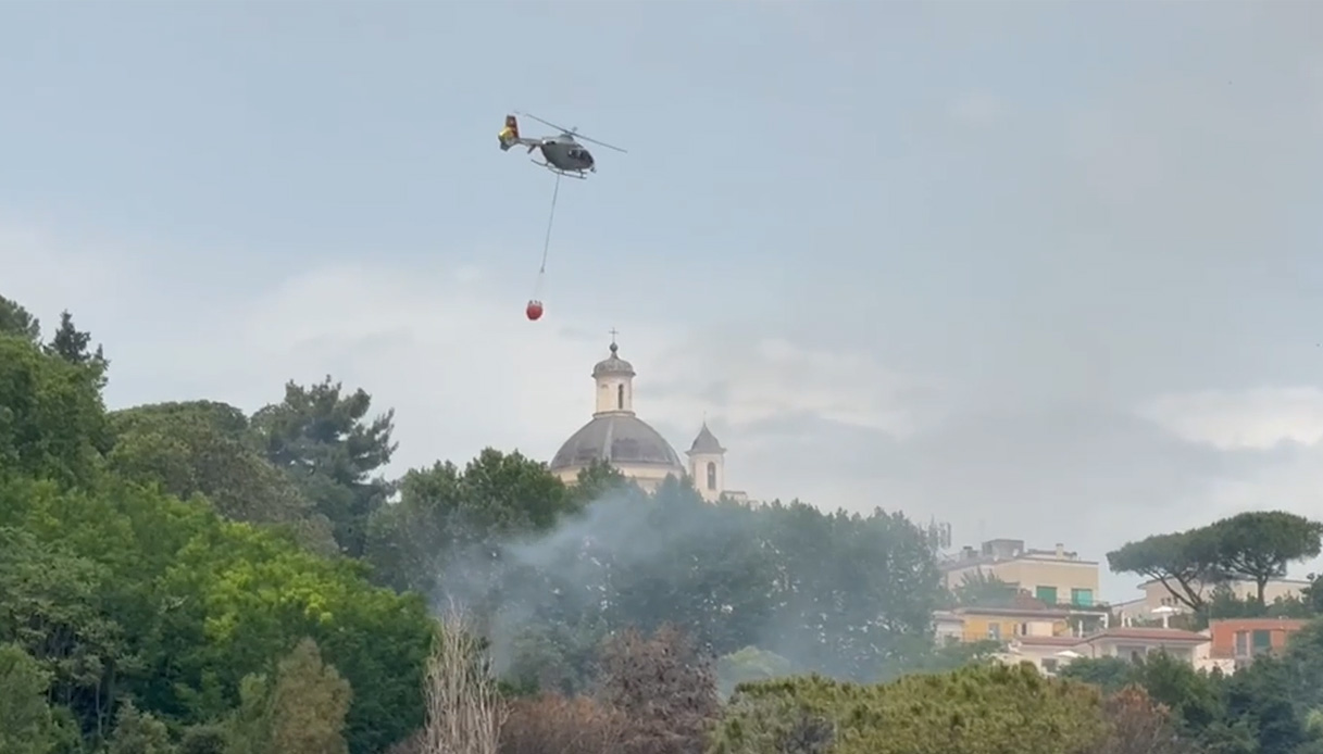 Incendio a Monte Mario, elicottero in azione sulla collina di Roma: evacuata una tendopoli, strade chiuse Incendio a Monte Mario, elicottero in azione sulla collina di Roma: evacuata una tendopoli, strade chiuse